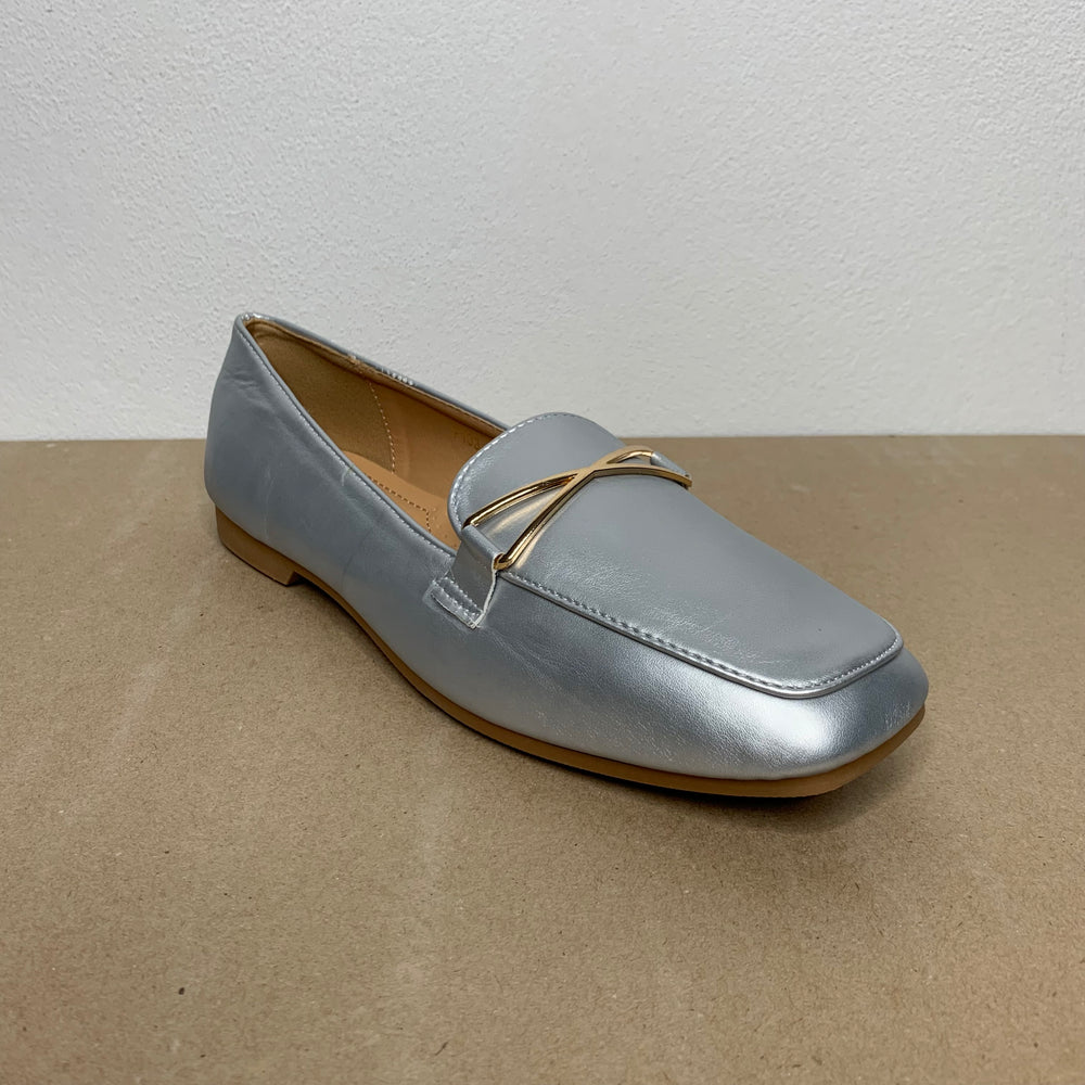 Mocassim Prata com detalhe dourado