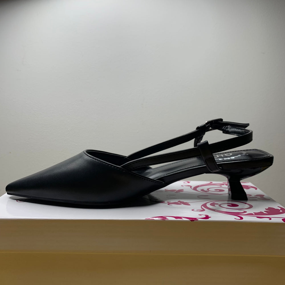 Sapato preto de ponta em bico