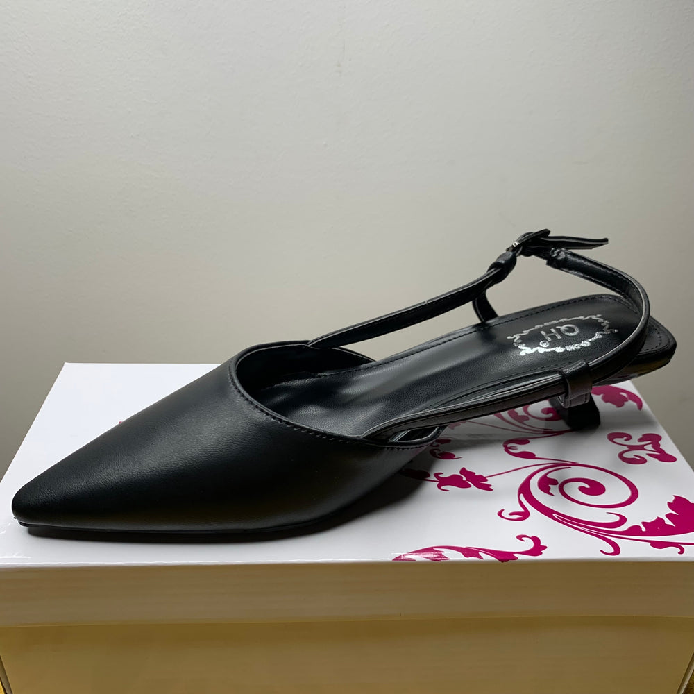 Sapato preto de ponta em bico