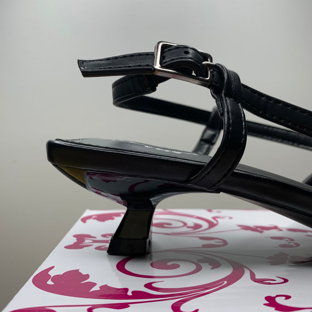 Sapato preto de ponta em bico
